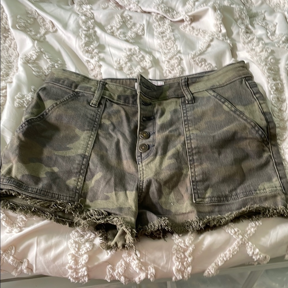 Green Shorts with Camouflage Pattern and Sturdy Fabric